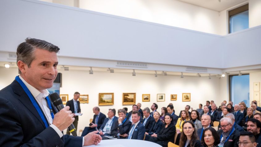 Europaminister Eric Bei&szlig;wenger: "Neue Sicherheitsarchitektur hei&szlig;t auch: neue Industriearchitektur. Die aktuellen Krisen haben Deutschland seit 2020 fast 1 Billion Euro an Wirtschaftsleistung gekostet &ndash; ein Weckruf! Die Weltordnung ver&auml;ndert sich rasant, und wir m&uuml;ssen strategisch reagieren. Bayern steht f&uuml;r Dialog, Stabilit&auml;t und eine starke Wirtschaft. Als Gastgeber der M&uuml;nchner Sicherheitskonferenz zeigen wir: Sicherheit und Wettbewerbsf&auml;higkeit geh&ouml;ren zusammen."