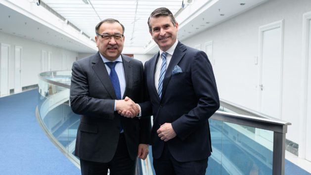 Bayerns Staatsminister f&uuml;r Europaanagelegenheiten und Internationales, Eric Bei&szlig;wenger (rechts), begr&uuml;&szlig;t den Botschafter der Republik Kasachstan, Nurlan Onzhanov (rechts), in der Staatskanzlei.