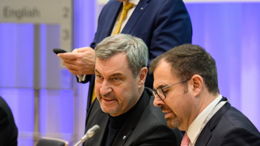 Staatskanzleiminister Dr. Florian Herrmann, Ministerpr&auml;sident Dr. Markus S&ouml;der und der Staatsminister im Ausw&auml;rtigen Amt, Florian Hahn (v.l.n.r.).