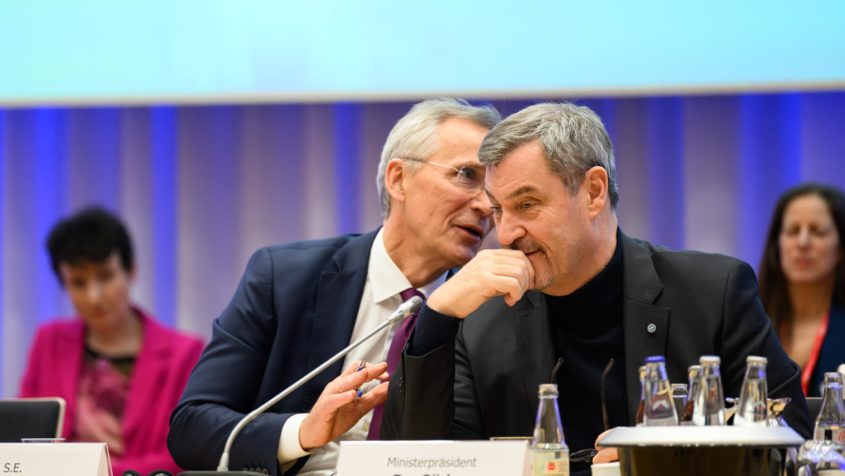 Norwegens Finanzminister und fr&uuml;herer NATO-Generalsekret&auml;r, Jens Stoltenberg (links), und Ministerpr&auml;sident Dr. Markus S&ouml;der (rechts) unterhalten sich beim &bdquo;European Defense and Technology Summit&ldquo; bei der vbw.
