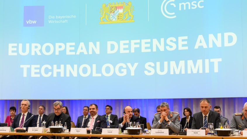 Ministerpr&auml;sident Dr. Markus S&ouml;der: "Sicherheit ist der Preis der Freiheit. Nur wenn Europa verteidigungsf&auml;hig ist, werden wir nicht angegriffen. Deshalb investieren wir massiv in die Bundeswehr. Rund 30 Prozent aller deutschen Auftr&auml;ge gehen an die hervorragenden Defense-Unternehmen im Freistaat. Wir sind Top-Standort f&uuml;r modernste Verteidigungssysteme von Drohnen &uuml;ber KI-Abwehr bis zu Luft- und Raumfahrt. Die Sicherheitsbranche in Bayern hat rund zehn Milliarden Euro Umsatz und 50.000 Besch&auml;ftigte &ndash; von Start-ups bis zu Global Playern."