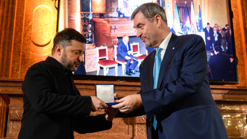 Der ukrainische Pr&auml;sident Wolodymyr Selenskyi, links im Bild, erh&auml;lt den Ewald-von-Kleist-Preise von Ministerpr&auml;sident Dr. Markus S&ouml;der stellvertretend f&uuml;r das ukrainische Volk.