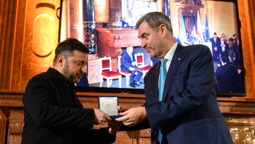 Der ukrainische Präsident Wolodymyr Selenskyi, links im Bild, ...