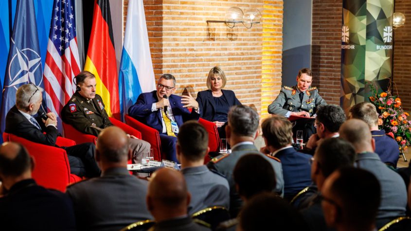 Podiumsdiskussion (v.l.n.r.): Prof. Dr. Carlo Masala (Universität ...