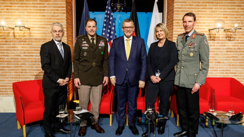 Gruppenbild (v.l.n.r.): Prof. Dr. Carlo Masala (Universität ...