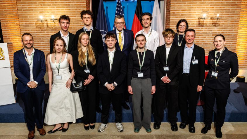 Gruppenbild von Staatskanzleiminister Dr. Florian Herrmann mit ...