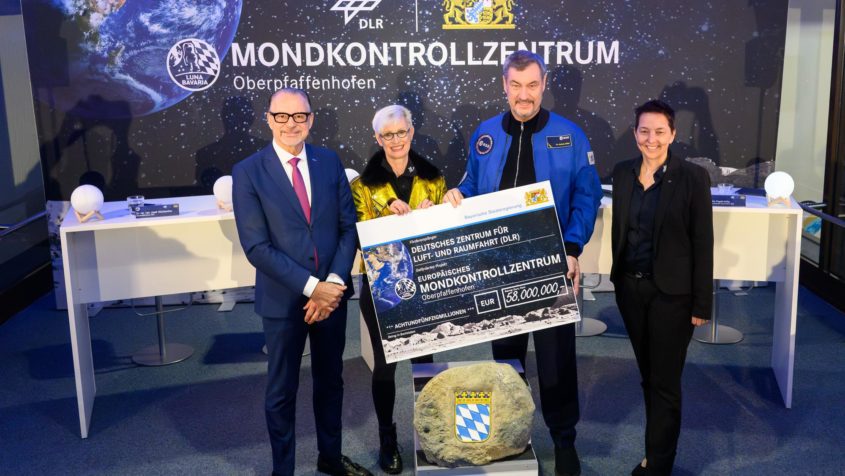 Gruppenbild (v.l.n.r.): Der ESA-Generaldirektor Dr. Josef Aschbacher, ...