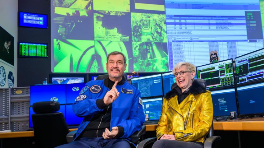 Ministerpräsident Dr. Markus Söder (links) und die DLR-Vorstandsvorsitzende ...