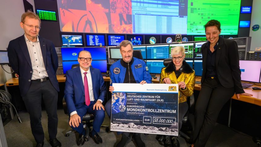 Ministerpr%C3%A4sident+Dr.+Markus+S%C3%B6der+%282.+von+links%29+%C3%BCberreicht+einen+F%C3%B6rderbescheid+f%C3%BCr+den+Neubau+des+%E2%80%9EHuman+Exploration+Control+Center%E2%80%9C+%28HECC%29+an+das+Deutsche+Zentrum+f%C3%BCr+Luft-+und+Raumfahrt+%28DLR%29+zur+weiteren+St%C3%A4rkung+der+Raumfahrt.
