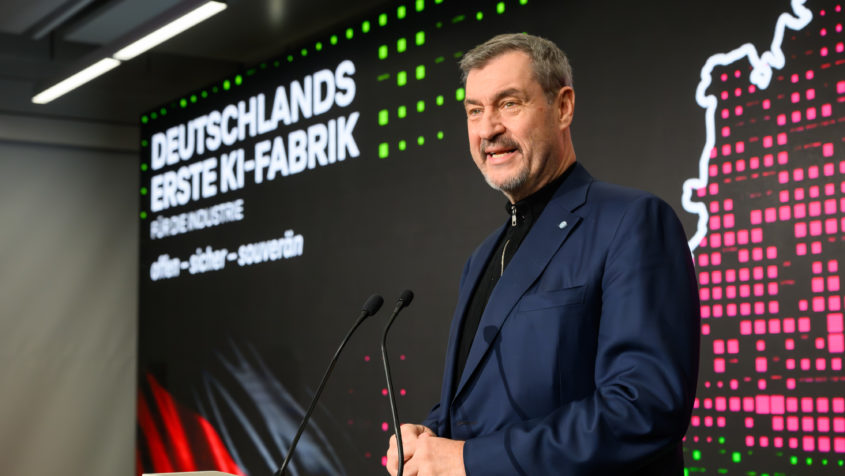 Ministerpr&auml;sident Dr. Markus S&ouml;der h&auml;lt eine Rede anl&auml;sslich des Anschlusses des ersten Teils von Telekom und NVIDIA.