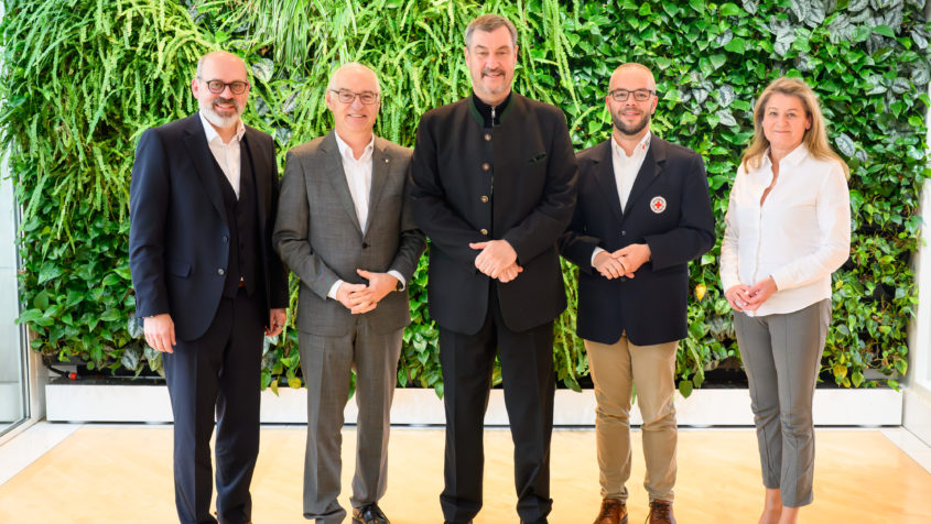 Gruppenbild in der Staatskanzlei (v.l.n.r.): BRK-Landesgeschäftsführer Robert Augustin, BRK-Präsident Hans-Michael Weisky, Ministerpräsident Dr. Markus Söder, BRK-Vizepräsident Andreas Hanna-Krahl und BRK-Vizepräsidentin Mechthilde Wittmann.
