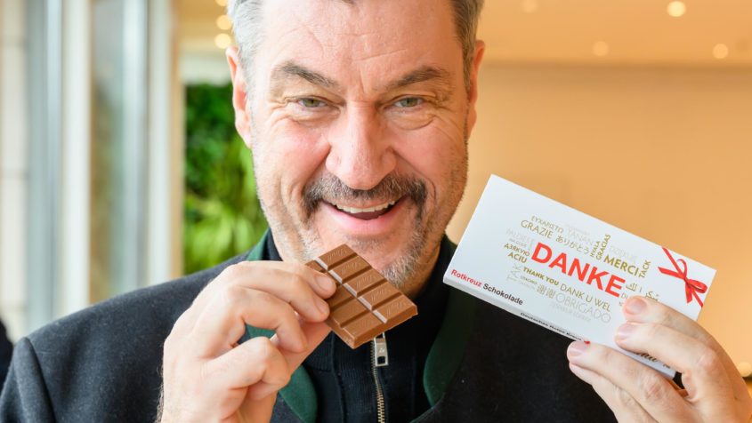 Ministerpr&auml;sident Dr. Markus S&ouml;der: "Danke an &uuml;ber 200.000 Ehrenamtliche und 31.000 Besch&auml;ftigte f&uuml;r ihren Einsatz. Besonders die Kombination mit dem Ehrenamt ist stark. Zusammenhalt zeichnet Bayern aus &ndash; gerade in der Not."