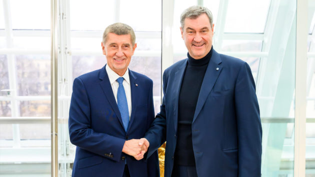 Ministerpräsident Dr. Markus Söder (rechts) begrüßt den Ministerpräsidenten der Tschechischen Republik Andrej Babiš (links) in der Staatskanzlei.