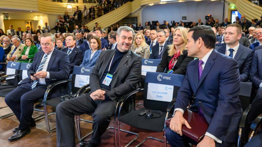 Im Gespr&auml;ch: Ministerpr&auml;sident Dr. Markus S&ouml;der mit dem US-Au&szlig;enminister Marco-Rubio w&auml;hrend der M&uuml;nchner Sicherheitskonferenz.