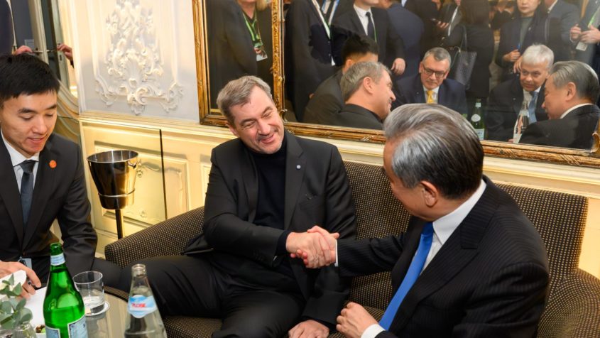 "Wir halten Kontakt und sind mit L&auml;ndern &uuml;berall auf der Welt im Gespr&auml;ch. Dialog ist in einer Zeit voller neuer internationaler Herausforderungen wichtiger denn je." - Ministerpr&auml;sident Dr. Markus S&ouml;der.