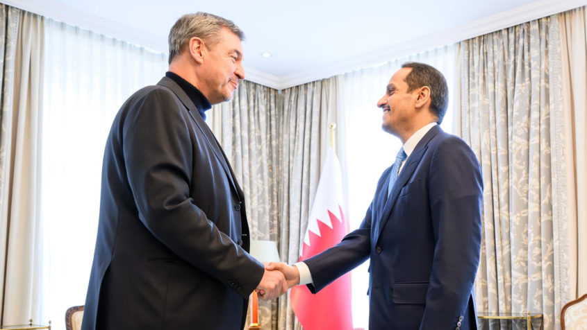 Ministerpräsident Dr. Markus Söder (links) begrüßt den Scheich ...