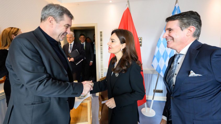 Ministerpr&auml;sident Dr. Markus S&ouml;der, die albanische Au&szlig;enministerin Elisa Spiropali und Europaminister Eric Bei&szlig;wenger (v.l.n.r.).