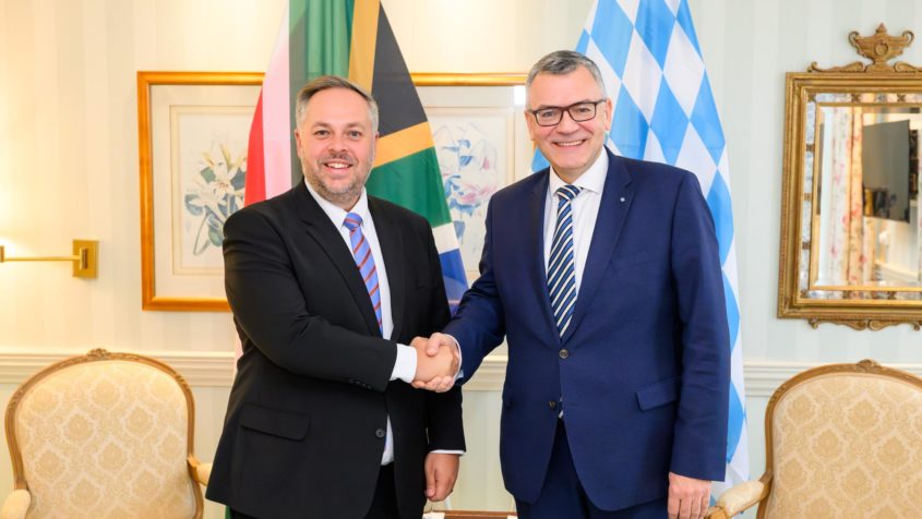 Staatskanzleiminister Dr. Florian Herrmann (rechts) trifft den ...