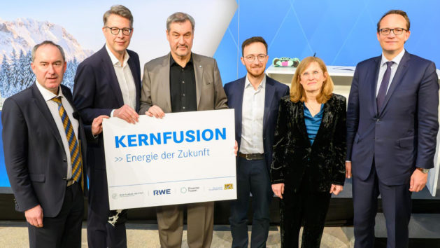 Start des Projekts „Fusionsdemonstrator ALPHA“ (v.l.n.r.): Wirtschaftsminister Hubert Aiwanger, Wissenschaftsminister Markus Blume, Ministerpräsident Dr. Markus Söder, der CEO von Proxima Fusion, Dr. Francesco Sciortino, die Wissenschaftliche Direktorin des Max-Planck-Instituts für Plasmaphysik, Prof. Dr. Sibylle Günter, und der Vorstandsvorsitzende der RWE AG, Dr. Markus Krebber.