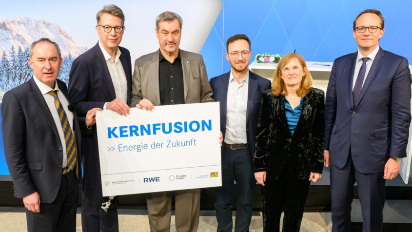 Start des Projekts „Fusionsdemonstrator ALPHA“ (v.l.n.r.): Wirtschaftsminister Hubert Aiwanger, Wissenschaftsminister Markus Blume, Ministerpräsident Dr. Markus Söder, der CEO von Proxima Fusion, Dr. Francesco Sciortino, die Wissenschaftliche Direktorin des Max-Planck-Instituts für Plasmaphysik, Prof. Dr. Sibylle Günter, und der Vorstandsvorsitzende der RWE AG, Dr. Markus Krebber.