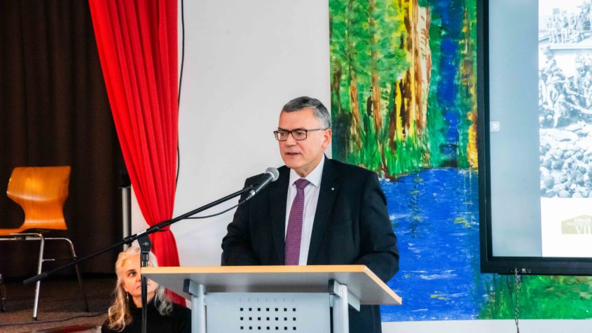 Staatsminister Dr. Florian Herrmann bei der Präsentation des Ausstellungskatalogs „vergessen und vorbei“ in Moosburg. © Stadt Moosburg a.d. Isar