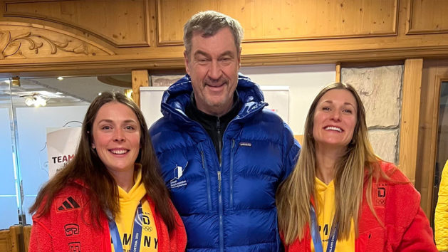 Ministerpräsident Dr. Markus Söder (Mitte) und die Skilangläuferinnen Laura Gimmler (rechts) und Coletta Rydzek (links). Foto: privat