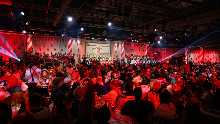 Zahlreiche Zuschauer sind zum Stockacher Narrengericht in die ...