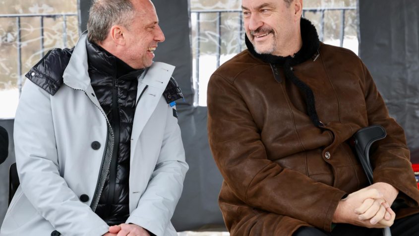 Ministerpr&auml;sident Dr. Markus S&ouml;der (rechts) und Umweltminister Thorsten Glauber (links) bei der Einweihung der Hochwasserschutzbauten in der oberfr&auml;nkischen Gemeinde Kemmern.