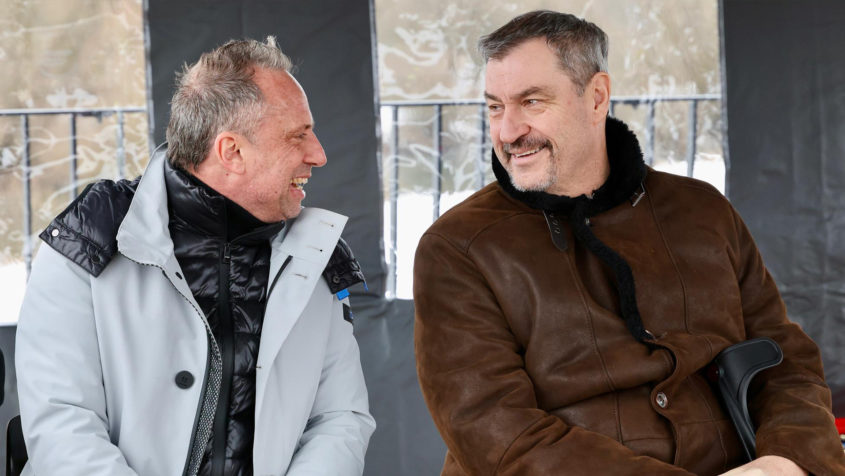 Ministerpräsident Dr. Markus Söder (rechts) und Umweltminister Thorsten Glauber (links) bei der Einweihung der Hochwasserschutzbauten in der oberfränkischen Gemeinde Kemmern.
