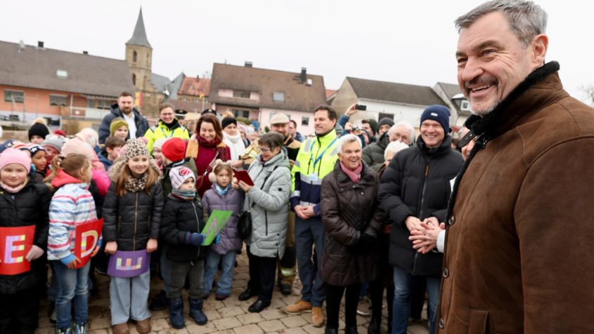 "Hochwasserschutz ist Heimatschutz: Durch die Erh&ouml;hung der Deiche um bis zu einen Meter, die Modernisierung der Binnenentw&auml;sserung und den verbesserten Schutz vor Deichbr&uuml;chen ist ein wirksamer Schutz f&uuml;r die Menschen vor Ort entstanden. Der Freistaat Bayern hat die Ma&szlig;nahme mit 4,1 Mio. Euro unterst&uuml;tzt." - Ministerpr&auml;sident Dr. Markus S&ouml;der.