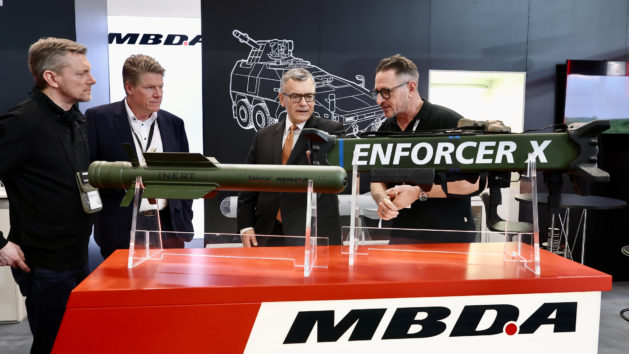 Staatsminister Dr. Florian Herrmann besucht die Enforce Tac im Messezentrum Nürnberg.