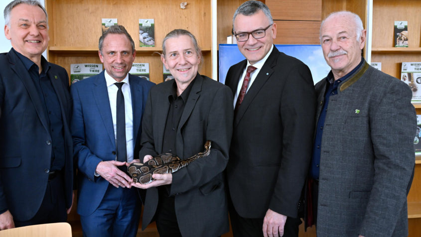 Gruppenbild (v.l.n.r.): Franz Heilmeier (1. B&uuml;rgermeister der Gemeinde Neufahrn), Umweltminister Thorsten Glauber, Dr. Markus Baur (Leitung Reptilienauffangstation), Staatskanzleiminister Dr. Florian Herrmann und MdL Benno Zierer.