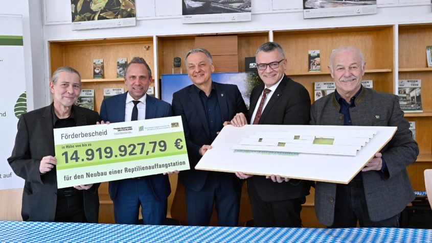Staatskanzleiminister Dr. Florian Herrmann (2. von rechts) und Umweltminister Thorsten Glauber (2. von links) &uuml;berreichen einen F&ouml;rderbescheid f&uuml;r den Neubau der Reptilienauffangstation.