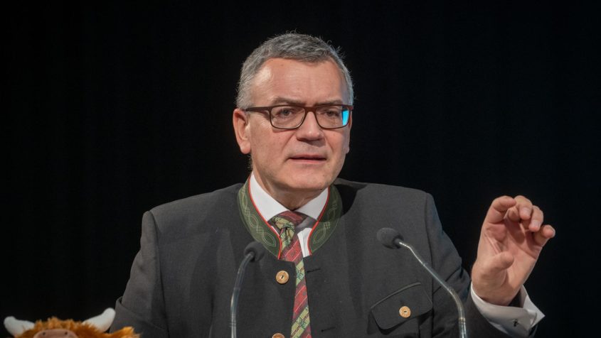 Staatsminister Dr. Florian Herrmann: 