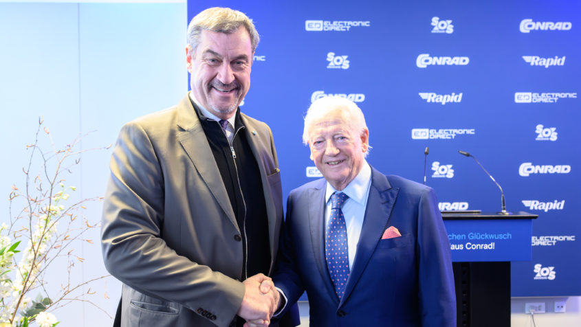 Ministerpräsident Dr. Markus Söder gratuliert Klaus Conrad zum 90. Geburtstag.
