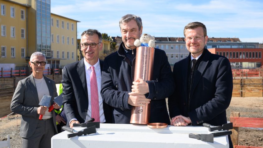 Ministerpräsident Dr. Markus Söder, Bildmitte, mit Prof. Dr. Achim Joswig, Vorstandsvorsitzender des Klinikums Nürnberg, 2. von links im Bild, und Nürnbergs Oberbürgermeister Marcus König, rechts im Bild, bei der Grundsteinlegung des neuen Zentrums für seelische Gesundheit am Klinikum Nürnberg.