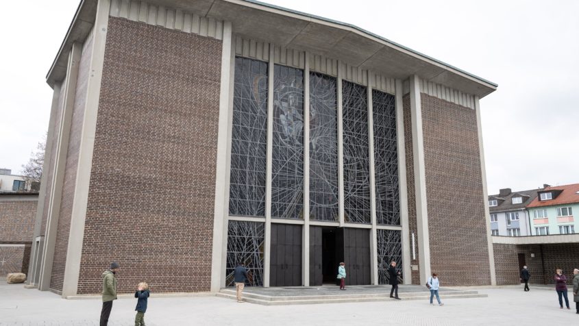 Die Kirche St. Thomas Morus im Münchner Stadtteil Sendling-Westpark. ...