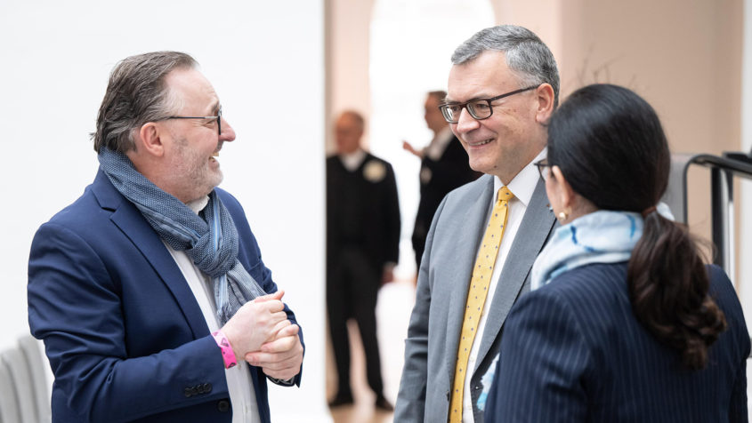 Staatsminister Dr. Florian Herrmann im Gespräch.