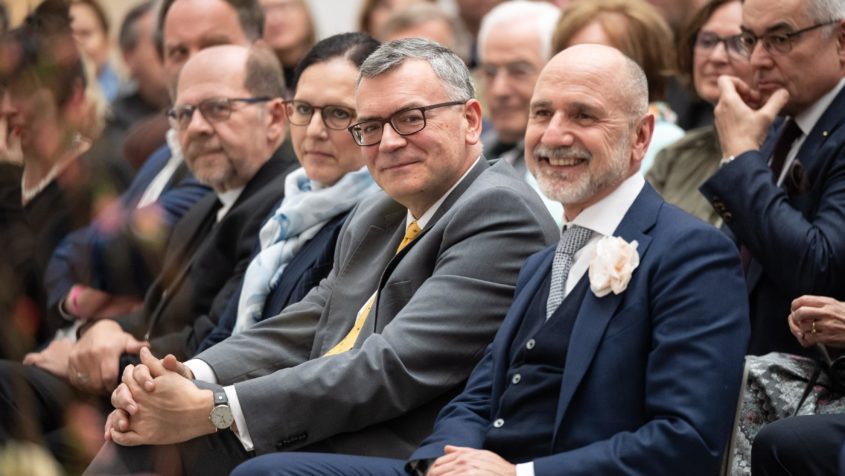 Der Direktor des Diözesanmuseums Freising, Dr. Christoph Kürzeder ...