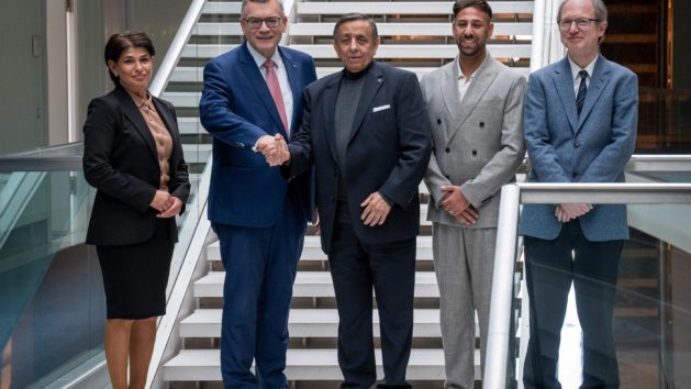 Staatsminister Dr. Florian Herrmann (2. von links) begr&uuml;&szlig;t den Vorsitzenden des Verbands Deutscher Sinti und Roma Landesverband Bayern e.V., Erich Schneeberger (Mitte), und weitere Mitglieder des Verbands Deutscher Sinti und Roma Landesverband Bayern e.V. in der Staatskanzlei.