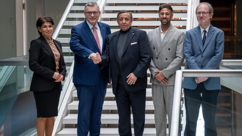 Staatsminister Dr. Florian Herrmann (2. von links) begrüßt den Vorsitzenden des Verbands Deutscher Sinti und Roma Landesverband Bayern e.V., Erich Schneeberger (Mitte), und weitere Mitglieder des Verbands Deutscher Sinti und Roma Landesverband Bayern e.V. in der Staatskanzlei.