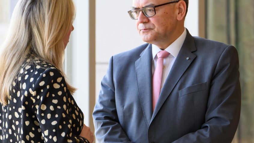 Staatskanzleiminister Dr. Florian Herrmann (rechts) im Gespr&auml;ch mit Kultusministerin Anna Stolz (links).