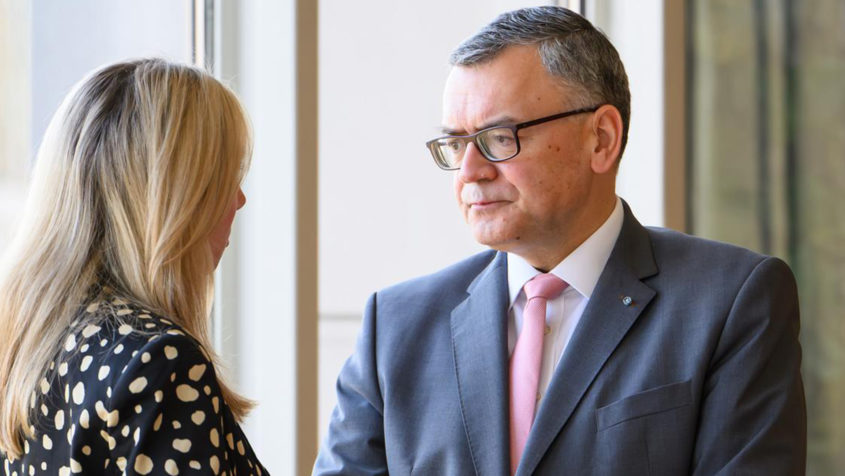 Staatskanzleiminister Dr. Florian Herrmann (rechts) im Gespräch ...