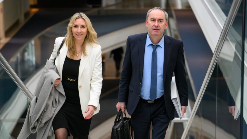 Kultusministerin Anna Stolz (links) und Wirtschaftsminister ...