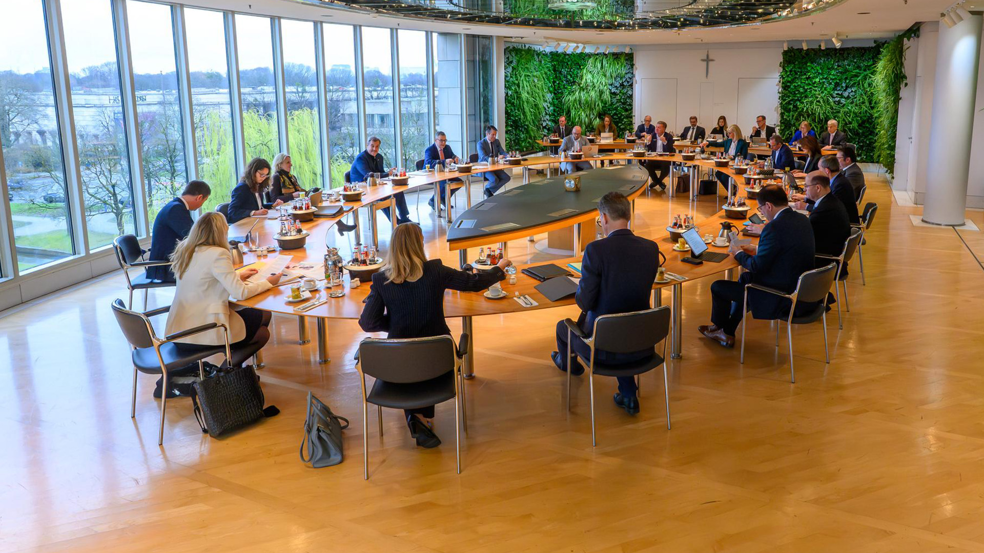 Die Kabinettssitzung findet im Ministerratssaal der Bayerischen Staatskanzlei statt.