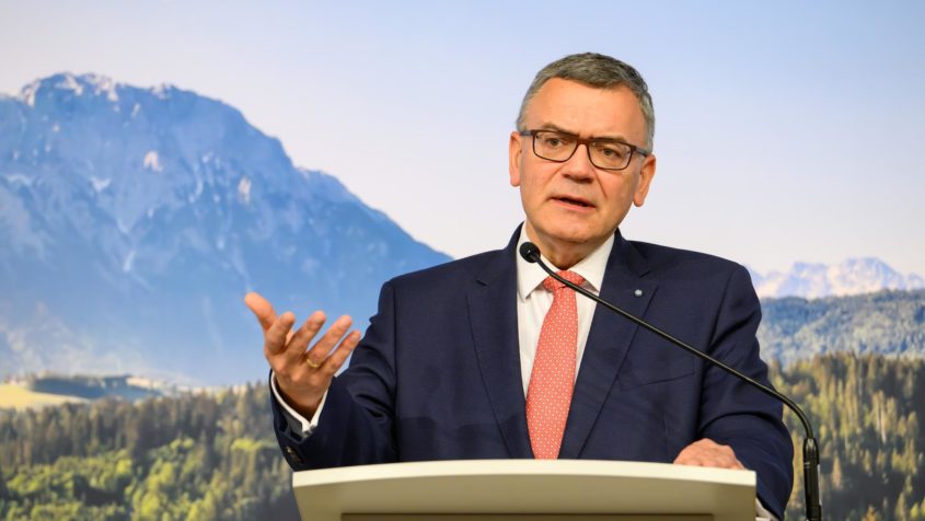 Staatskanzleiminister Dr. Florian Herrmann informiert in einer ...