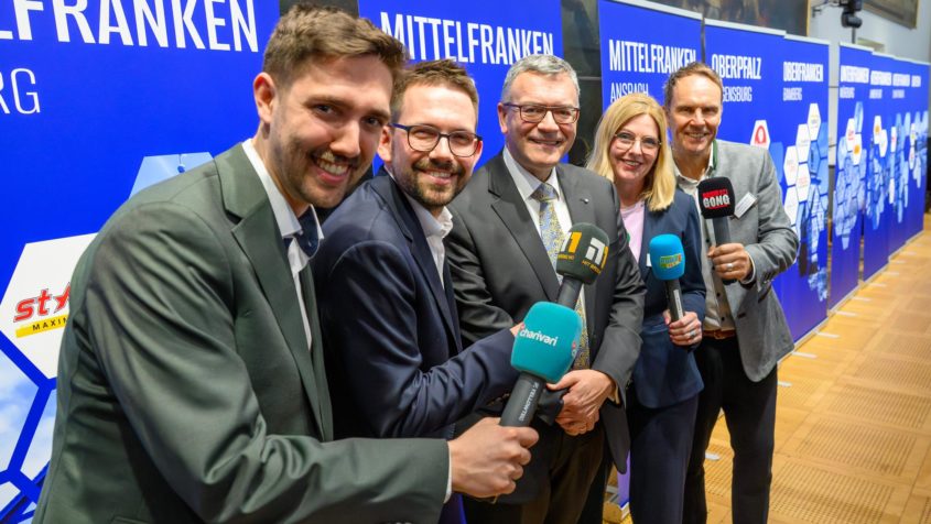 Gruppenbild mit Medienminister Dr. Florian Herrmann (Mitte) ...