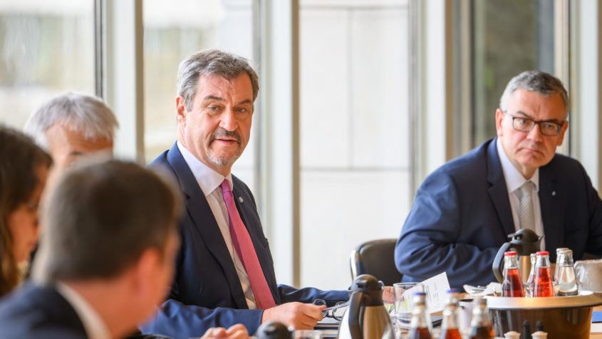 Ministerpräsident Dr. Markus Söder und Staatskanzleiminister Dr. Florian Herrmann während der Kabinettssitzung.