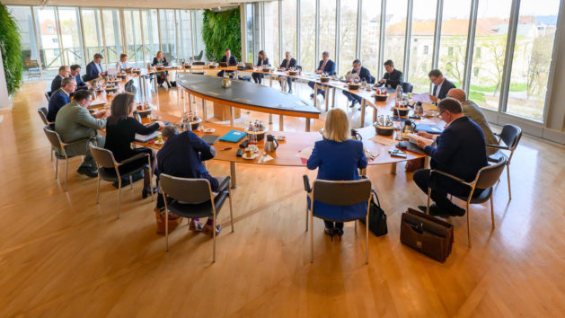 Das Kabinett tagt unter Leitung von Ministerpräsident Dr. Markus Söder im Ministerratssaal der Staatskanzlei.