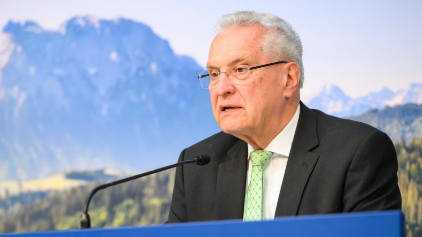 Innenminister Joachim Herrmann während einer Pressekonferenz. ...